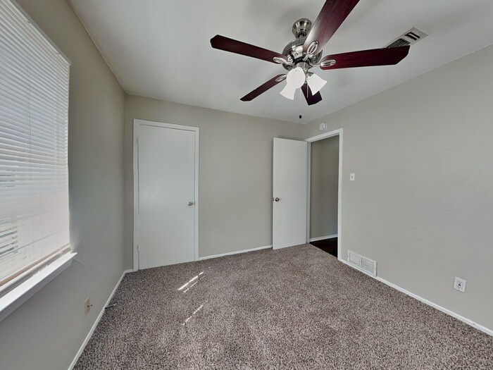 Building Photo - 1303 Carla Ave