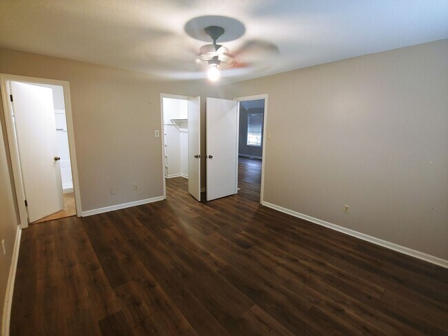 Building Photo - 8 Hickory Ln