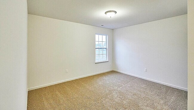 Building Photo - Room in Single Family Home on N Great White Way