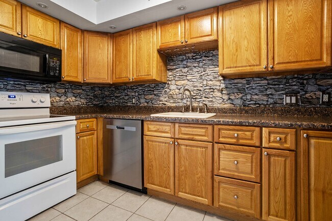 Building Photo - 2 Bedroom 1 Bath Condominium Located in Johnson City, TN