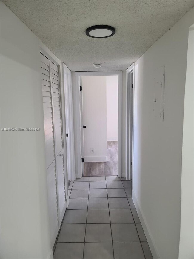 Building Photo - 805 SW 30th St