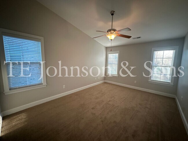 Building Photo - Stunning 3 Bedroom 2.5 Bath in Winston Salem