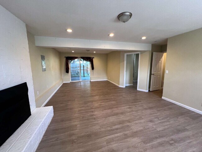 Building Photo - 5 Bedroom Home in Cul-de-sac AVAILABLE NOW!