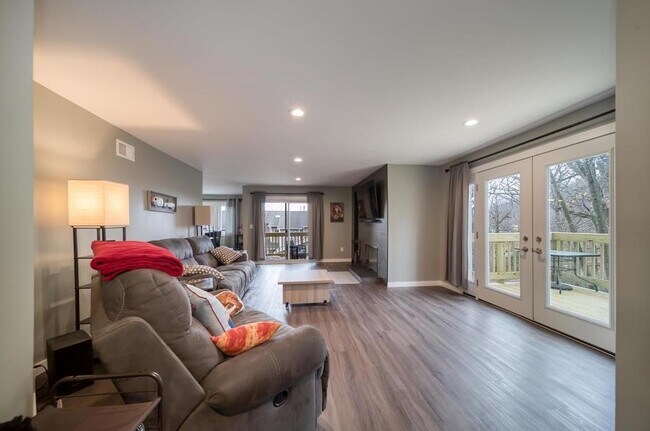 Building Photo - 302 Heights Dr