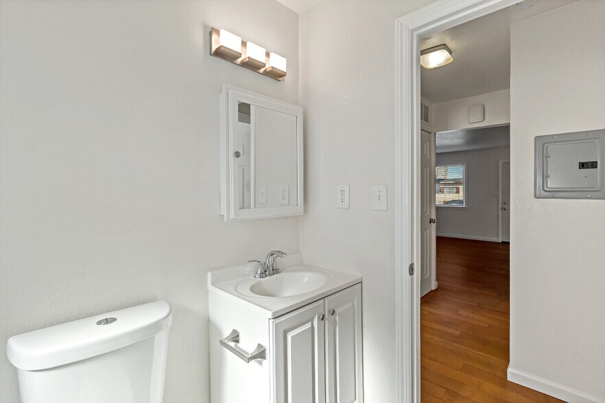 Building Photo - 10582 Topanga Dr