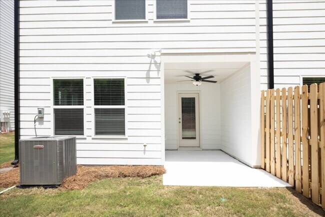 Building Photo - Newly Constructed 4bd/3.5ba Minutes From A...