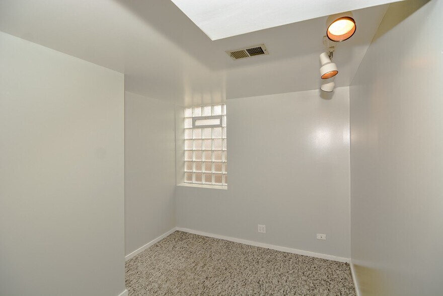 Building Photo - 1529 W Nelson St