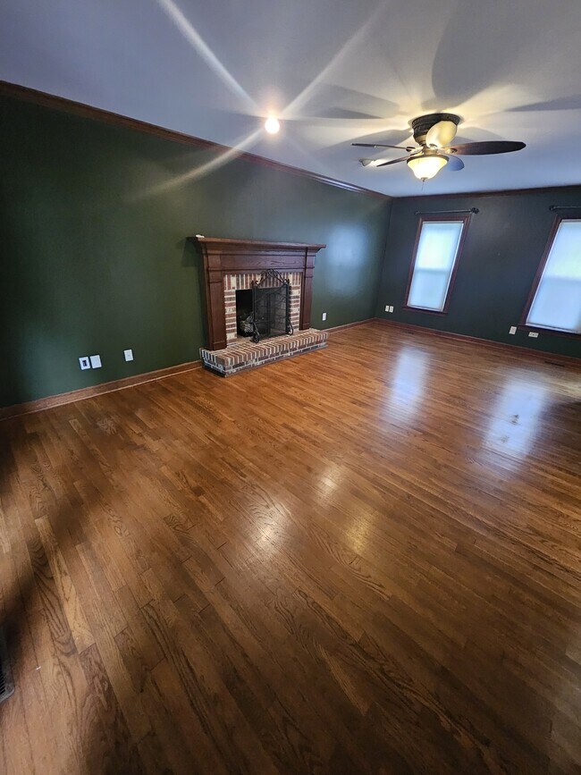 Building Photo - 402 E Raintree Ln
