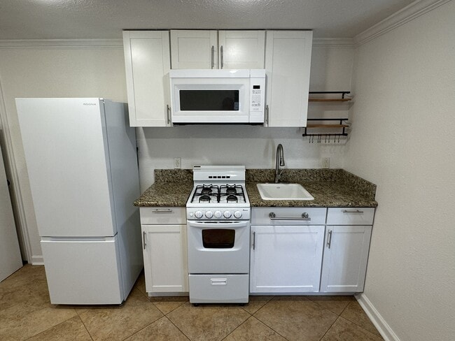 Building Photo - 152 Redfield Ave