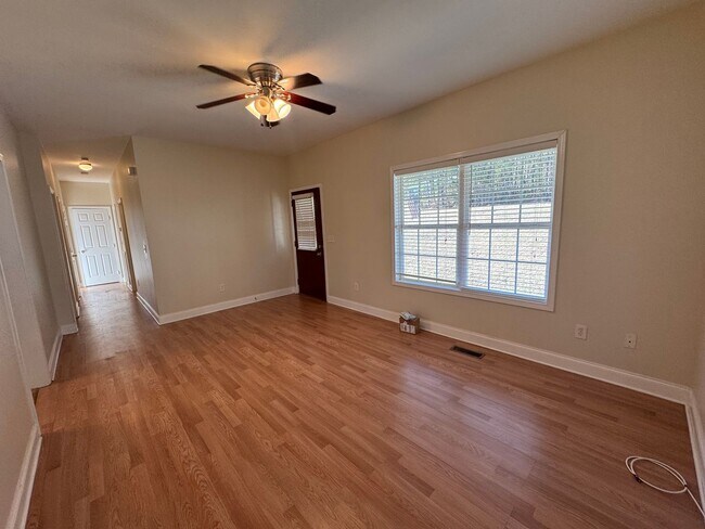 Building Photo - Nice 3/2 House in Silver Creek with bonus rooms- $1,495