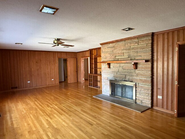 Building Photo - Pinson - Open Floor Plan with Large Living & Family Rooms 2 Bedrooms 2 Bath over 2500 sqft