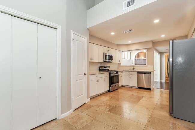 Building Photo - 6637 Queensclub Dr