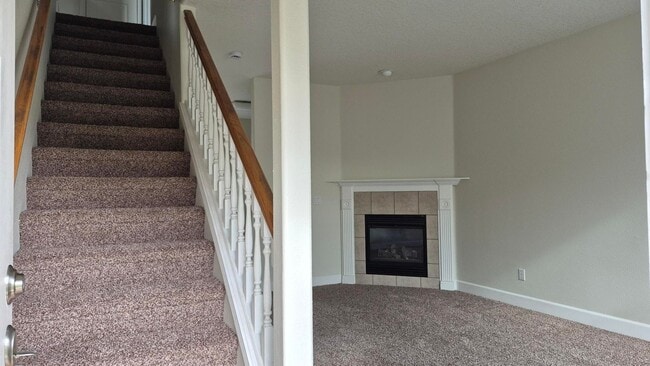 Building Photo - 3 Bedroom 2.5 Bath Town-Home in Gresham ne...
