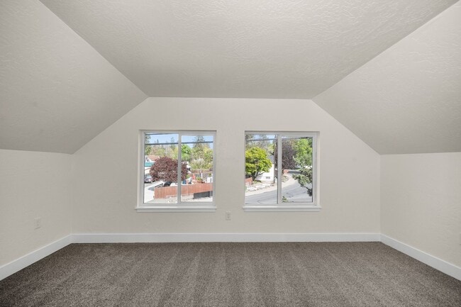 Building Photo - New Updated 3 Bed 2 Bath Lower South Hill Home!