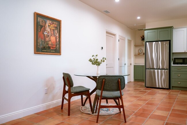 Building Photo - Contemporary New home in Monrovia