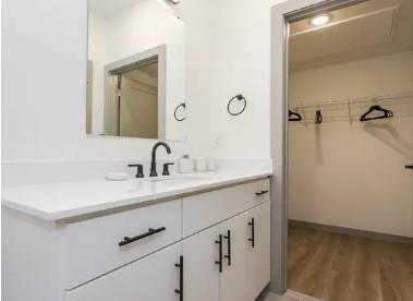 Building Photo - 4001 Roseland Ave