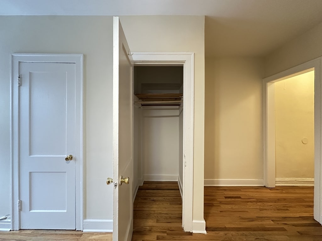 Building Photo - 513 W Wellington Ave