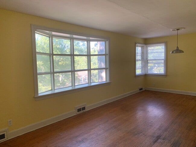 Building Photo - One Story House off Fort Avenue