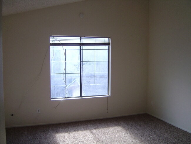 Building Photo - The Villages at Midvale Park 2/2 Condo with AC and all appliances
