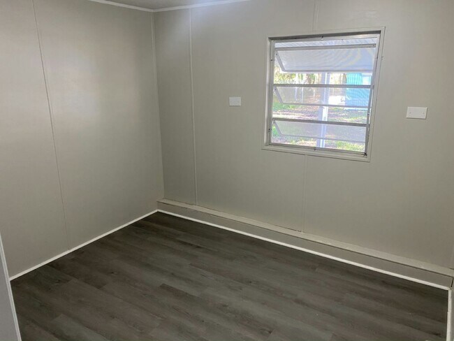 Building Photo - 5 Crest Ave