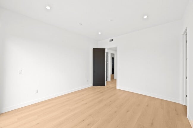 Building Photo - Bright and Spacious Newly Renovated Townhome | 5 Bedroom | 5 Bathroom | Parking Included