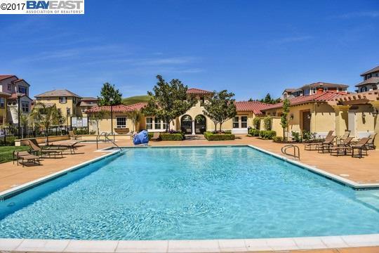 Building Photo - Luxury 3 bedroom 3 bath located in great a...