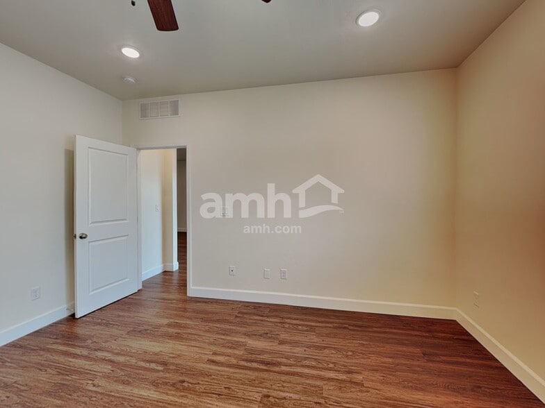 Building Photo - 5095 W Milliron Dr