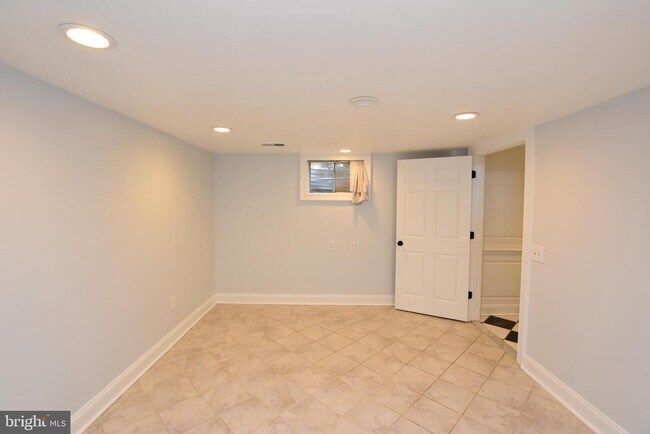 Building Photo - 124 Lakeland Dr