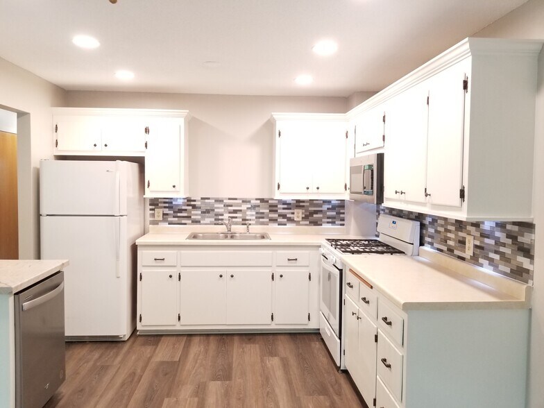 Building Photo - 220 Leighton Dr