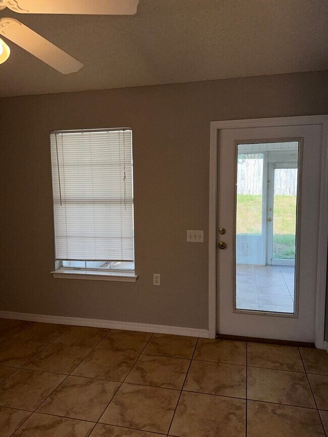 Building Photo - Cute 2/2 with garage and a nice size Flori...
