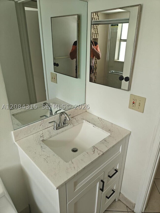 Building Photo - 10228 Twin Lakes Dr