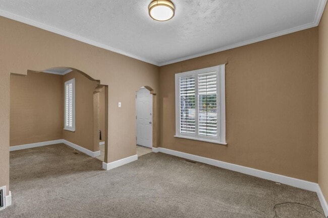 Building Photo - 951 E 700 S