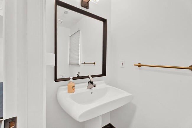 Building Photo - 3BD ROOM RANCH - PRIVATE LOT - FURNISHED - BLOOMFIELD HILLS