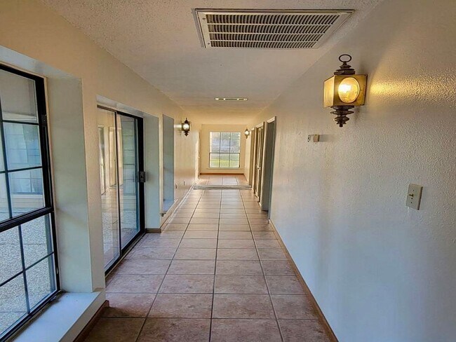 Building Photo - Spacious 3BR/2.5BA Retreat in Briarwood Estates – 3,000 Sq Ft, Updated & Full of Character!