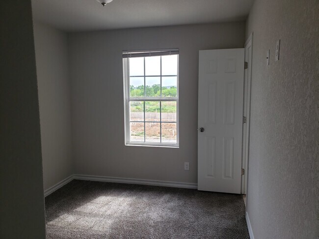 Building Photo - Townhome for rent