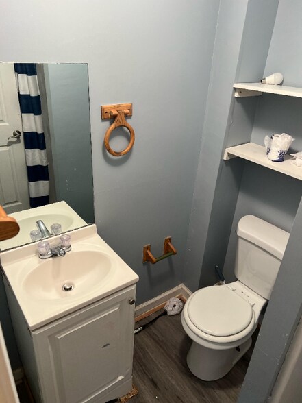 Building Photo - 406 8th Ave S