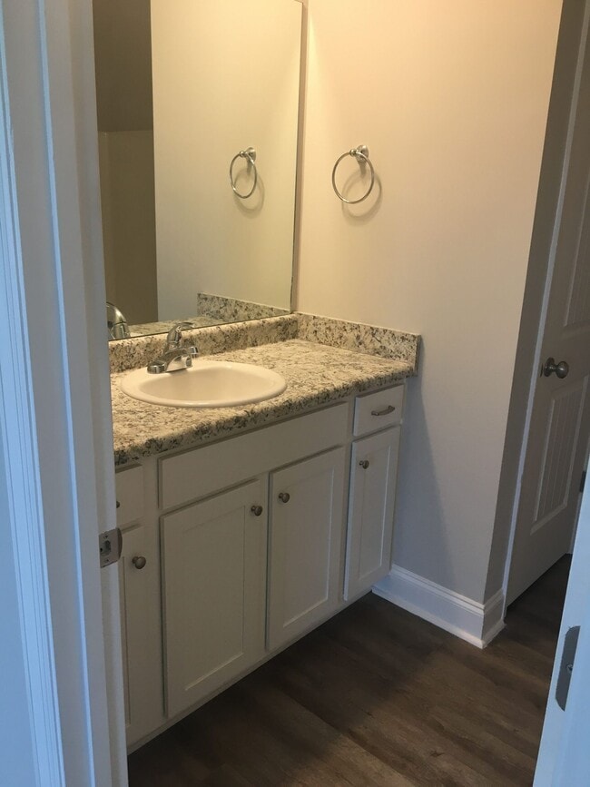 Building Photo - 2 Bed/ 2 Bath Townhome - 7 Minutes from Fo...