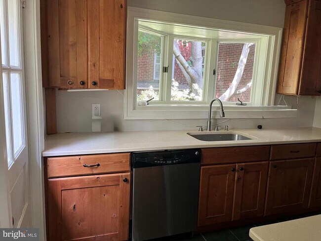Building Photo - 210 Grayling Ave