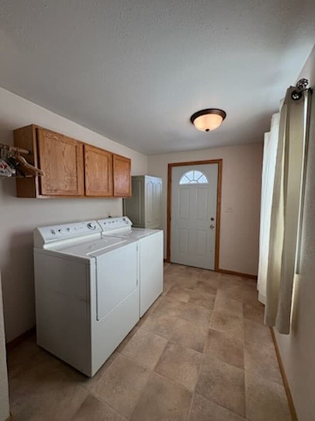 Building Photo - 3 BED | 2 BATH | SINGLE LEVEL | NORTH