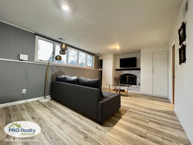 Building Photo - Recently Remodeled 4 Bedroom Home