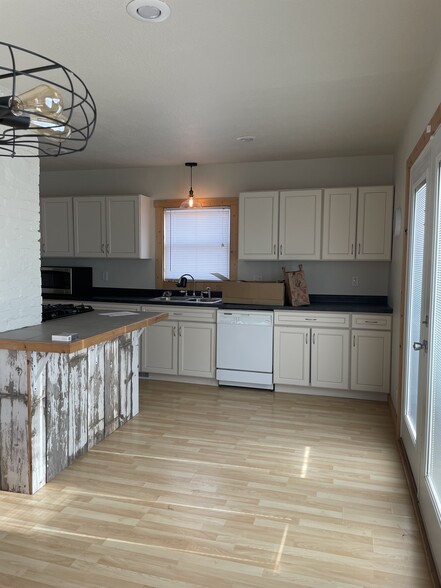 Kitchen - 1614 Custer St