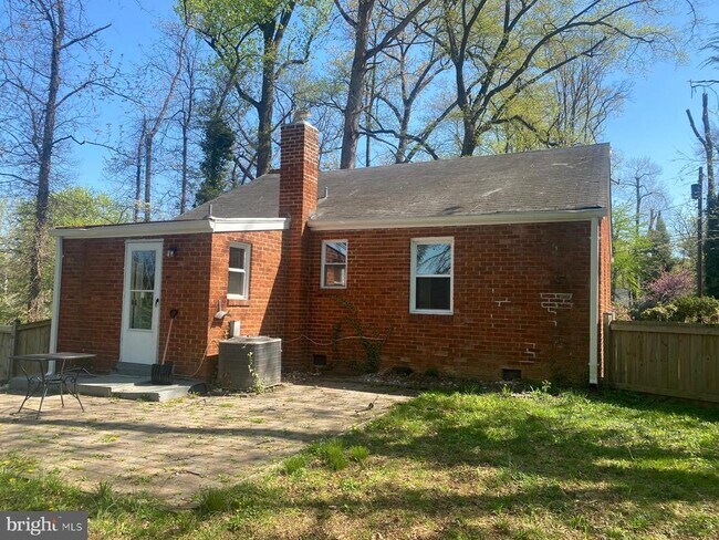 Building Photo - 2200 Greenwich St