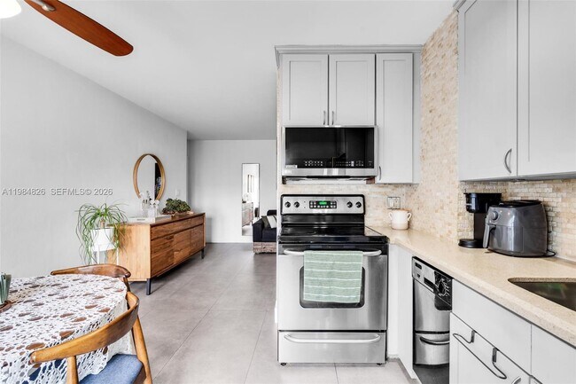 Building Photo - 820 Salzedo St