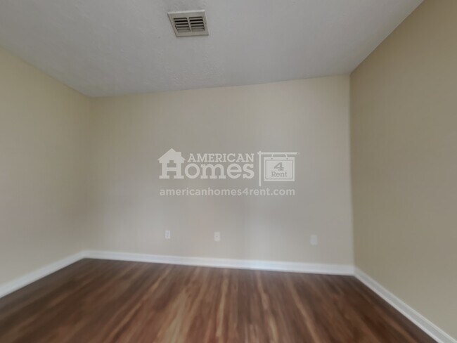 Building Photo - 131 Green Meadow Court