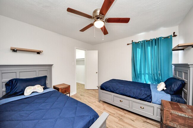 Building Photo - 15715 Creekhaven Dr