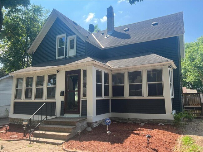Building Photo - 1015 N 30th Ave