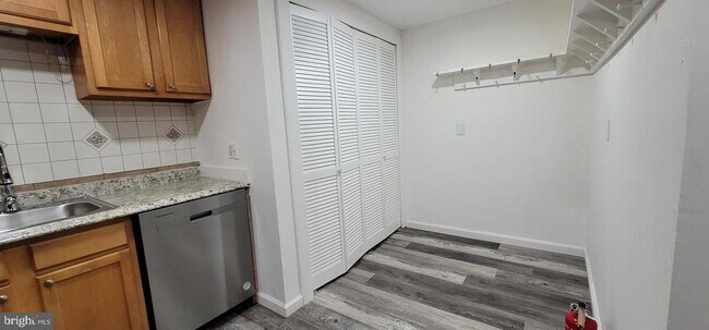 Building Photo - 2209 Greenwood Dr