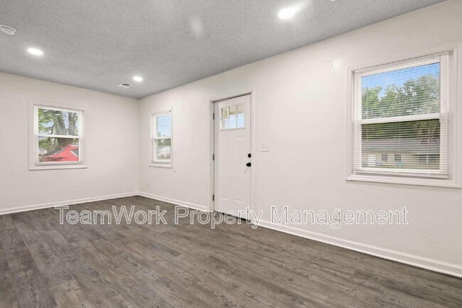 Building Photo - 3103b Azalea Dr