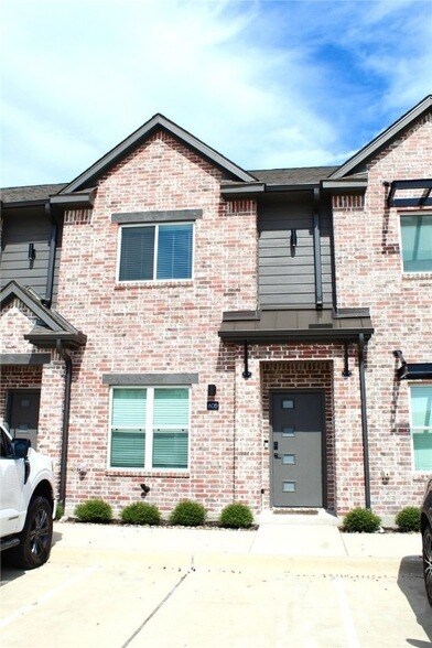 Primary Photo - 1451 Associates Ave