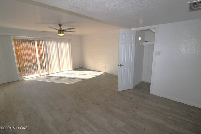 Building Photo - Central 2 story townhome, 2 bed 2 bath